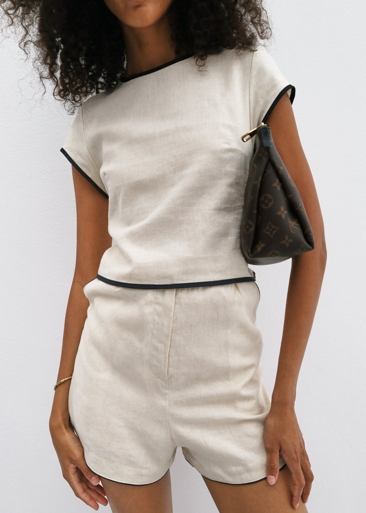 Top minimalista Juliana con ribete en contraste | Beige y negro