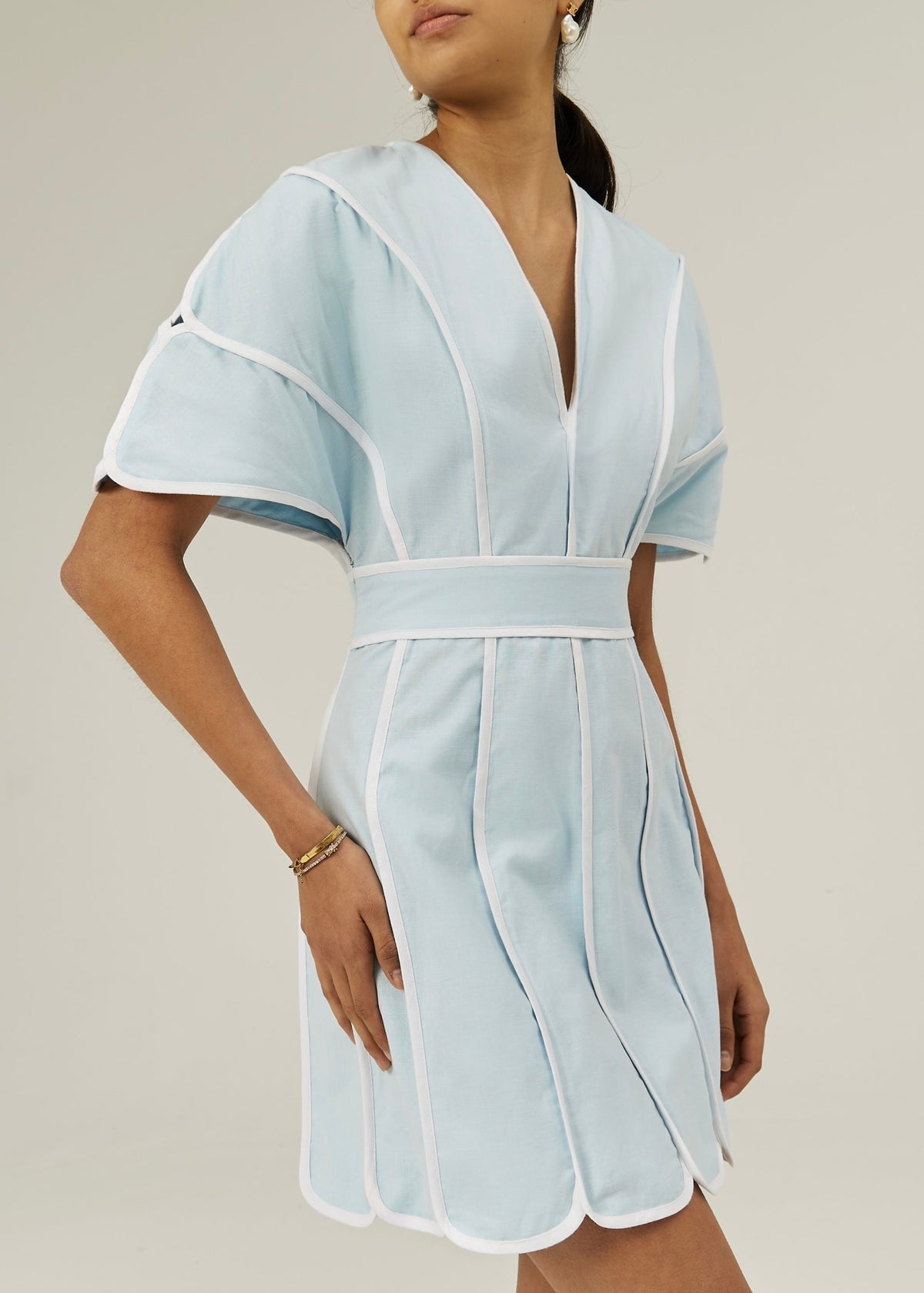 Vestido Avina Icon con ribete ondulado | Azul pastel/blanco