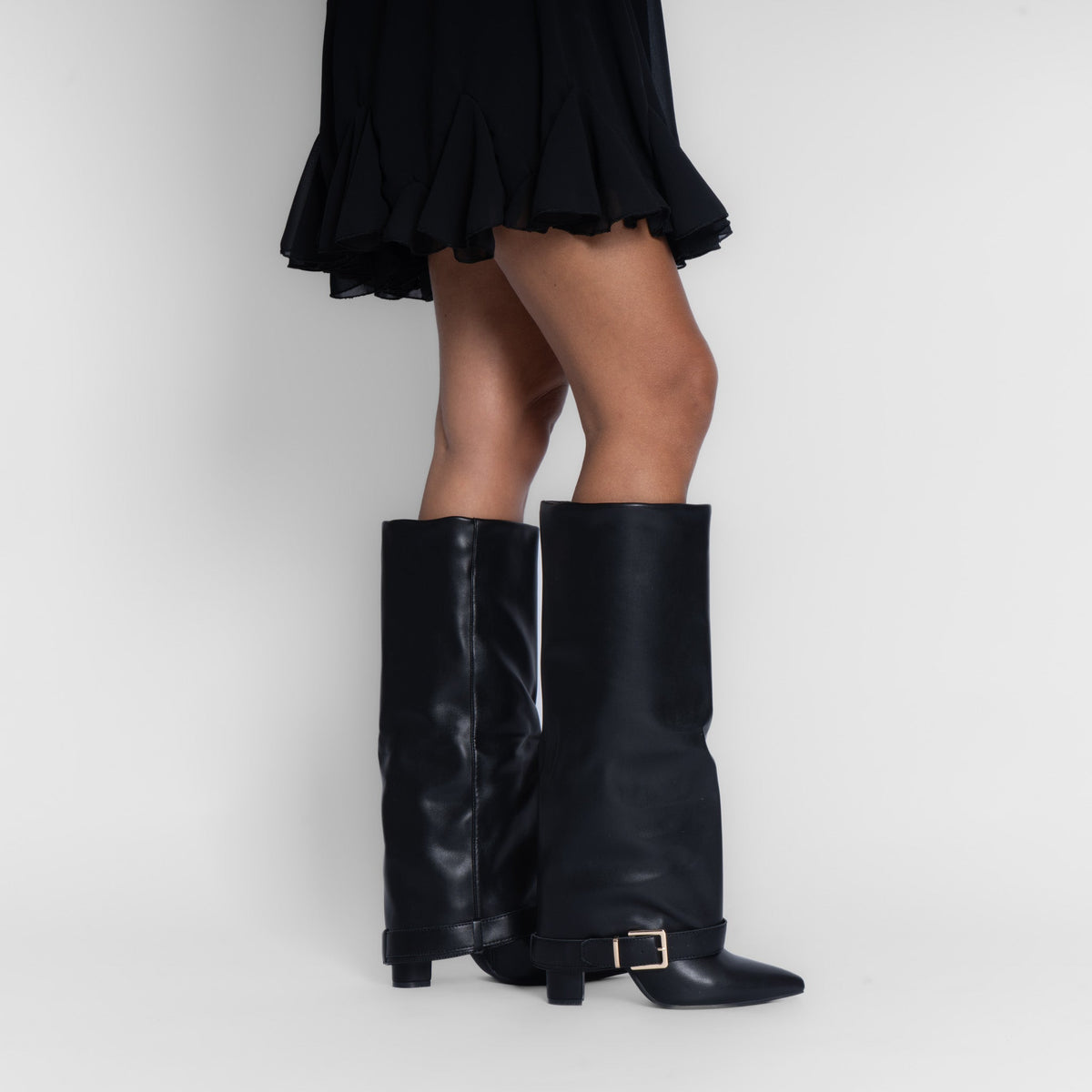 Botas elegantes con hebilla