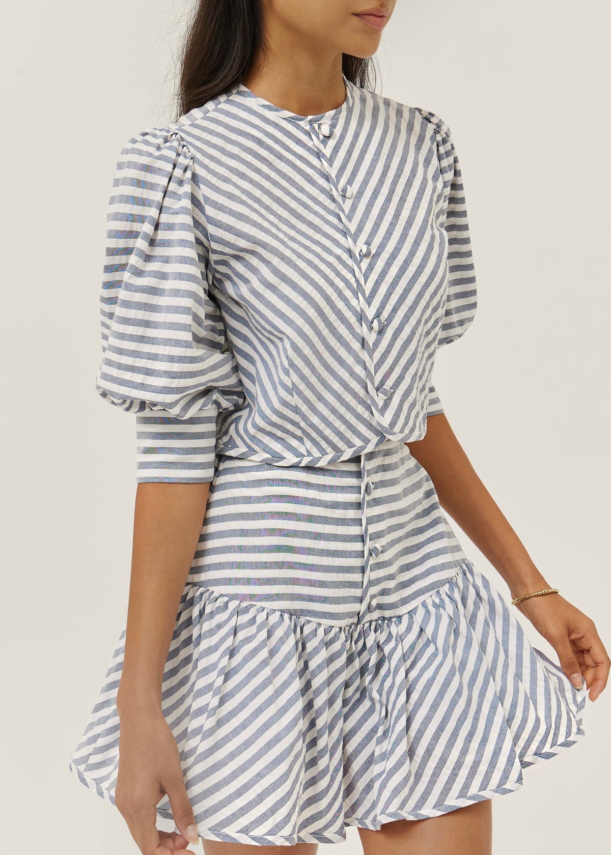 Blusa estilo resort Laney de rayas con botones | Azul marino/blanco