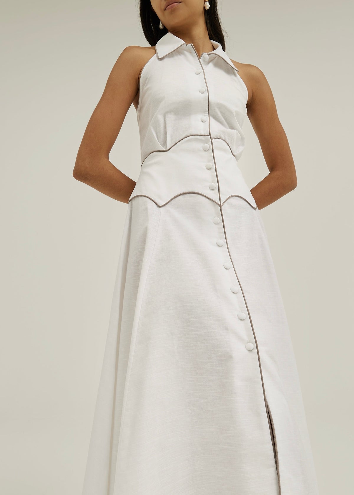 Vestido Kalila con iconos en contraste | Blanco/Topo