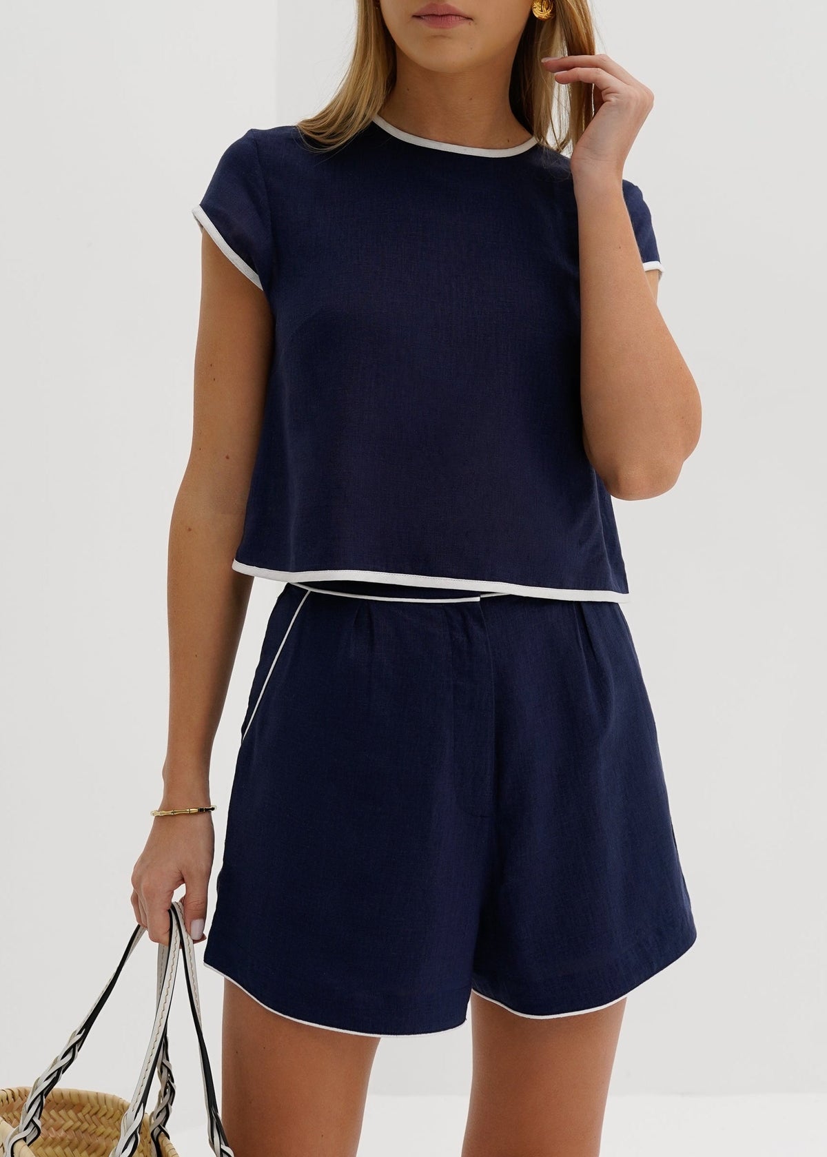 Top minimalista Juliana con ribete en contraste | Azul marino y blanco