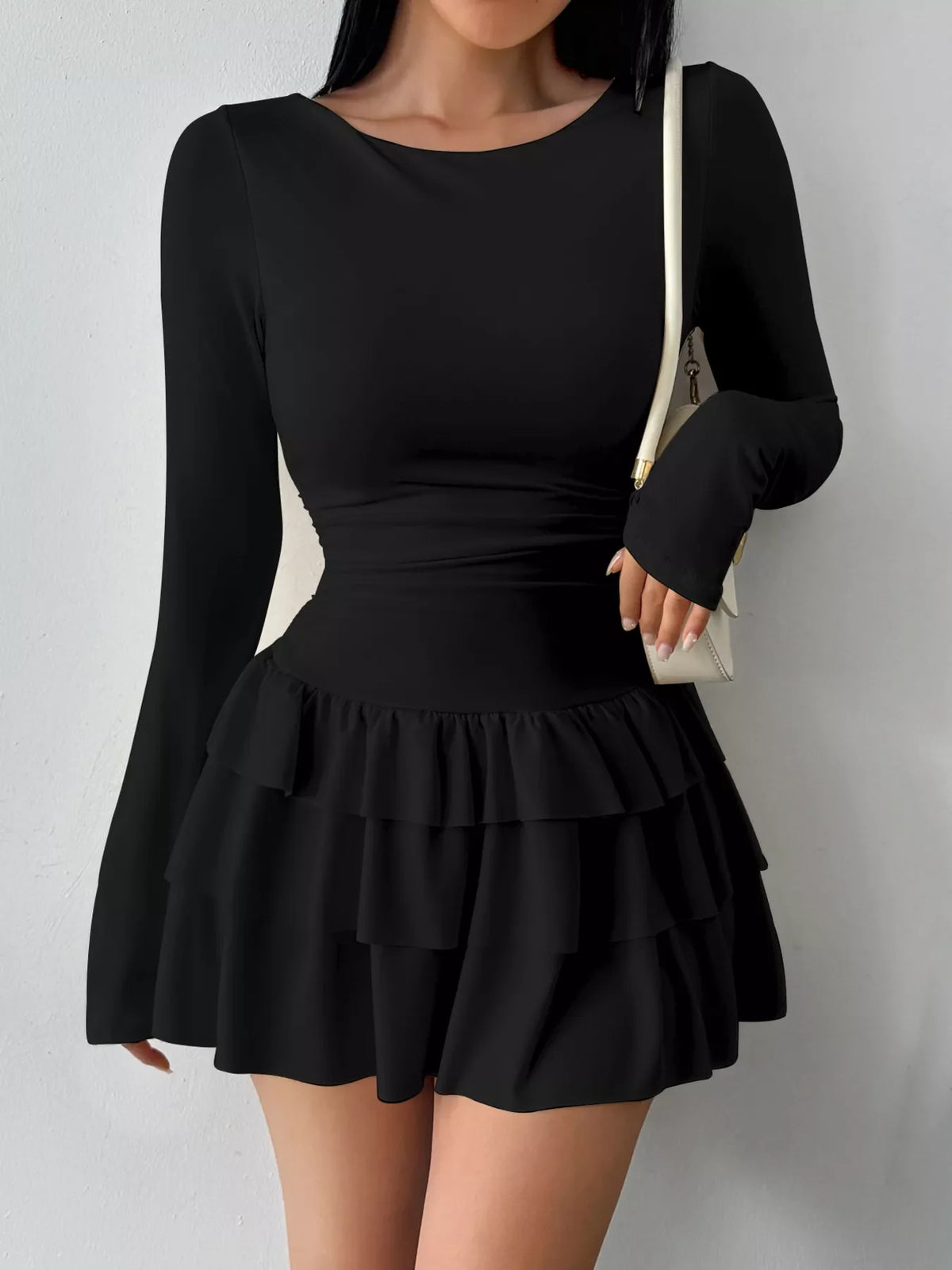 Minivestido fruncido de manga larga con volantes superpuestos