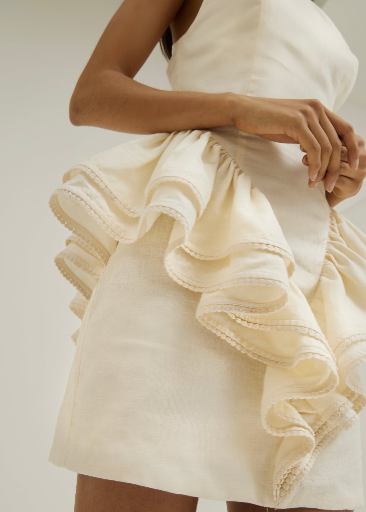 Vestido de lino Rania con peplum lateral | Crema