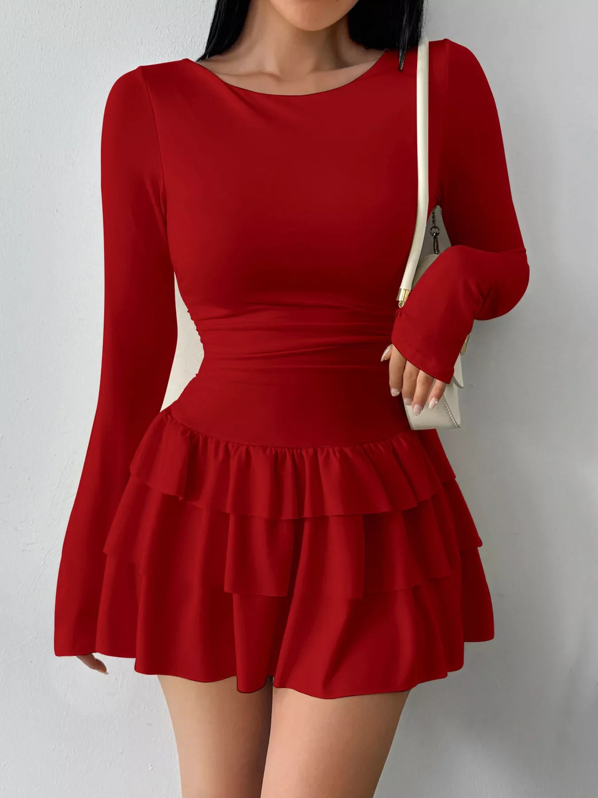 Minivestido fruncido de manga larga con volantes superpuestos