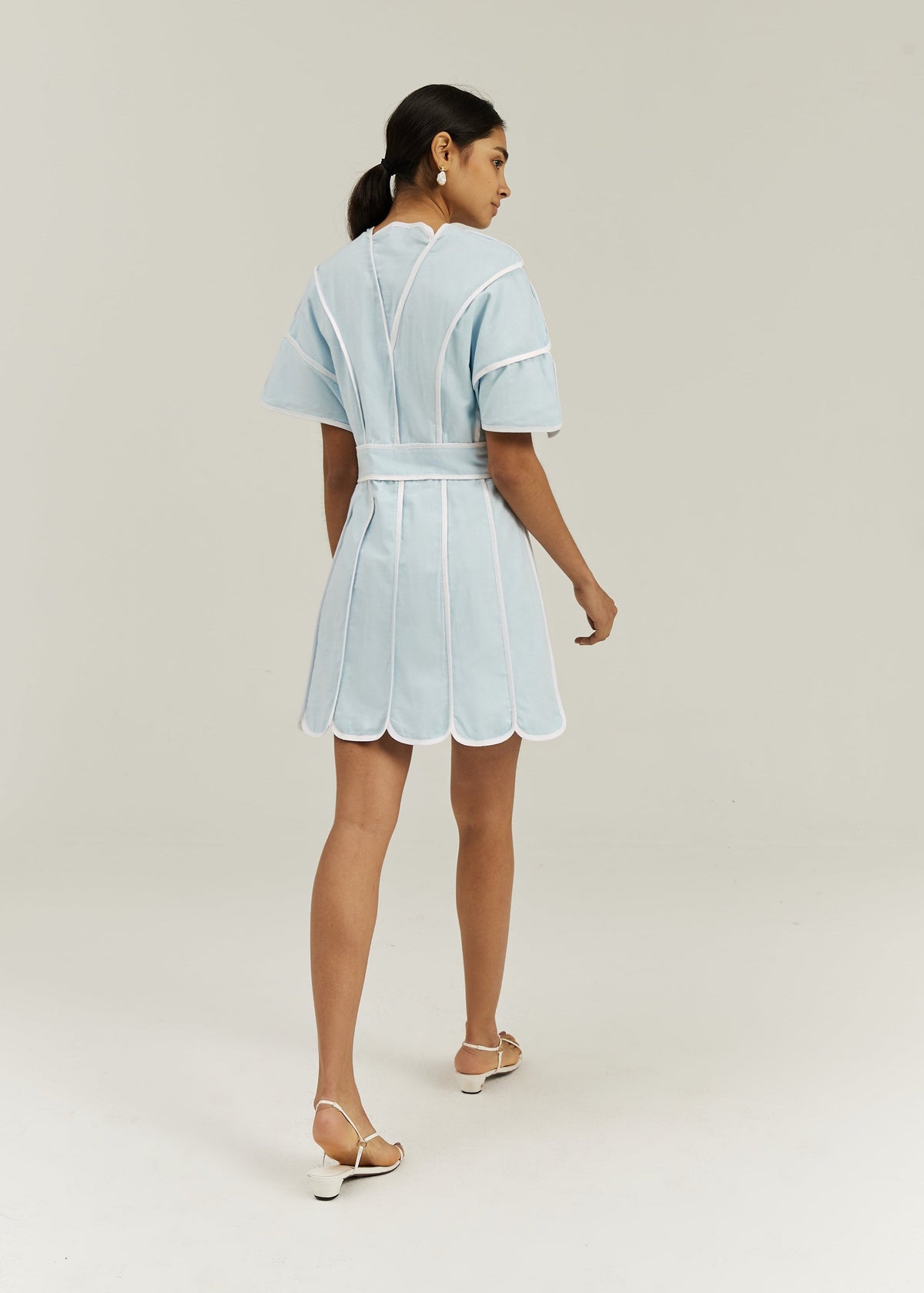 Vestido Avina Icon con ribete ondulado | Azul pastel/blanco