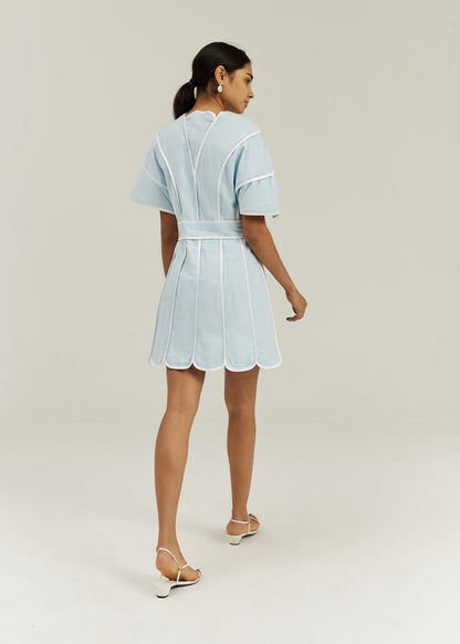Vestido Avina Icon con ribete ondulado | Azul pastel/blanco