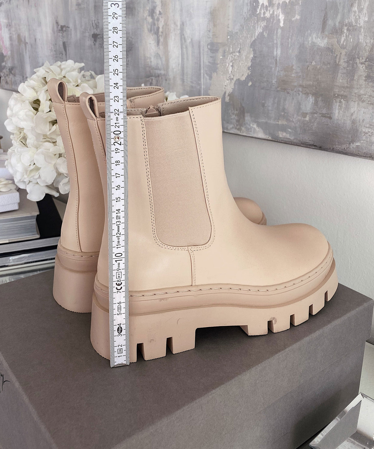 Botines Chelsea Nora Cortos Beige