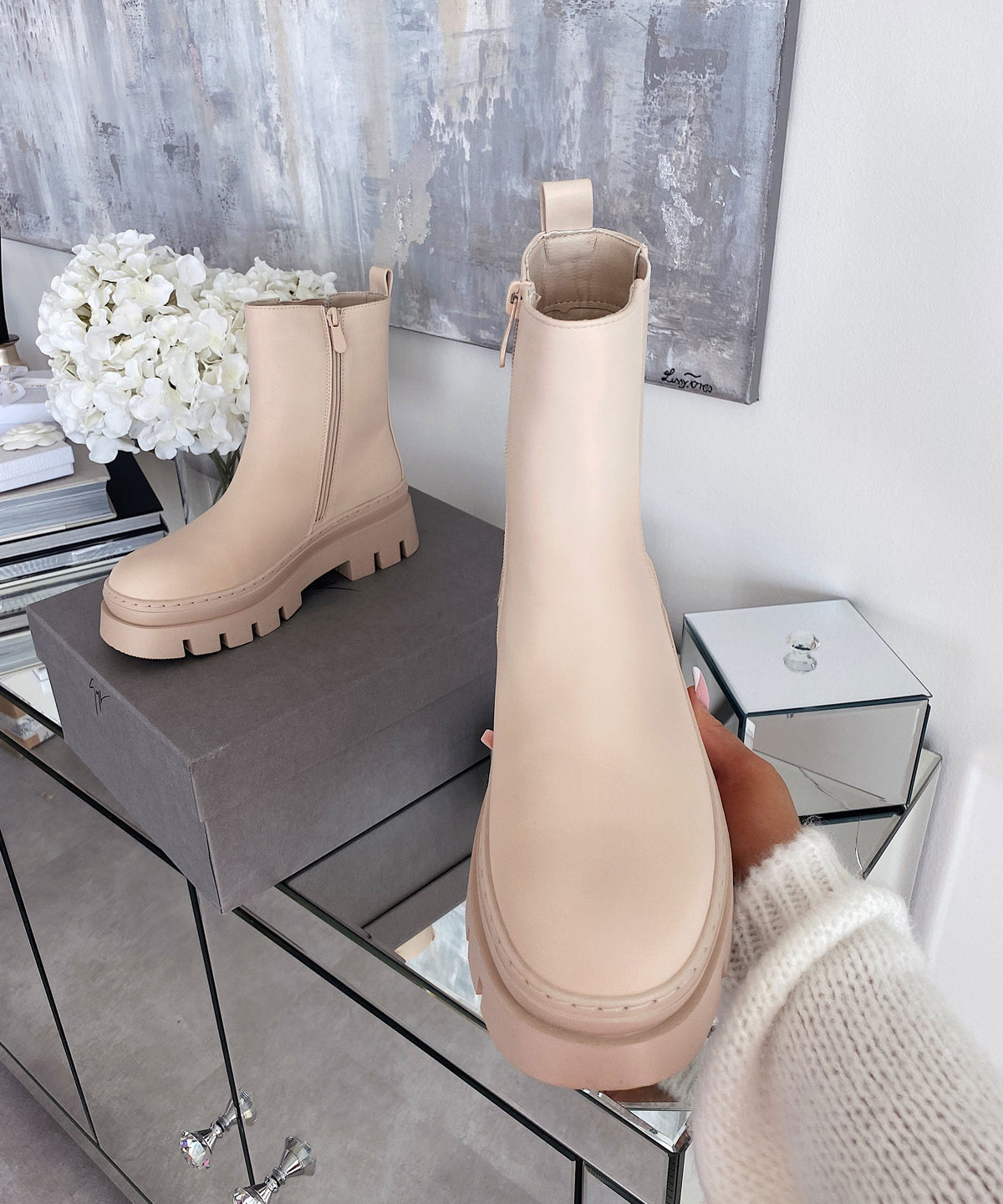Botines Chelsea Nora Cortos Beige