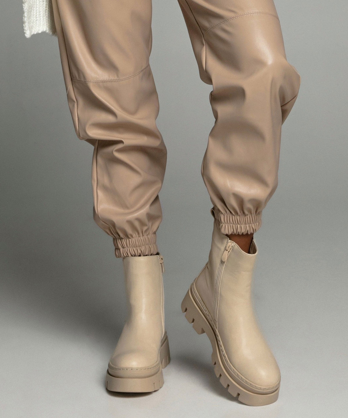 Botines Chelsea Nora Cortos Beige