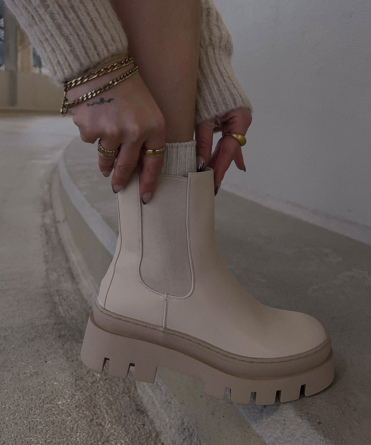 Botines Chelsea Nora Cortos Beige