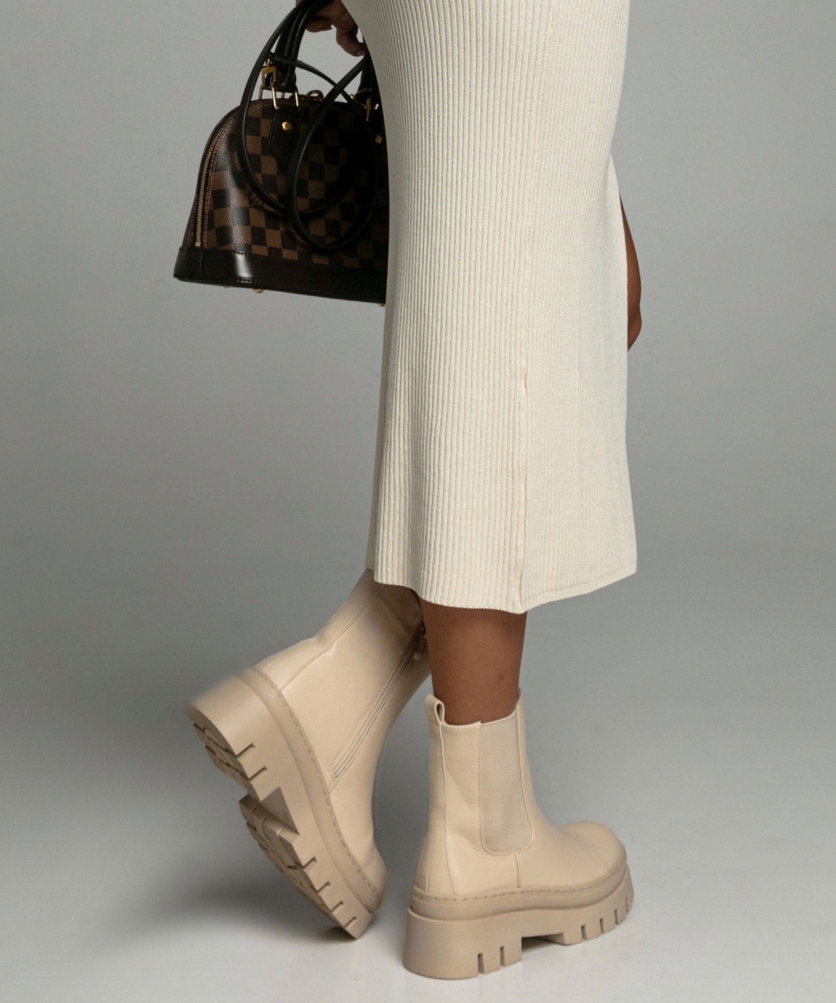 Botines Chelsea Nora Cortos Beige