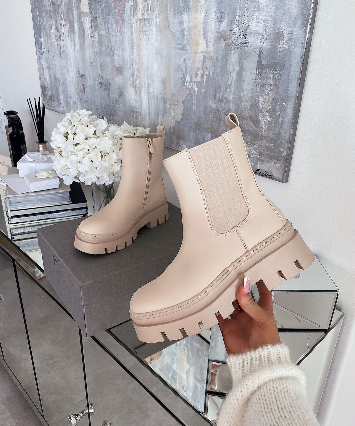 Botines Chelsea Nora Cortos Beige