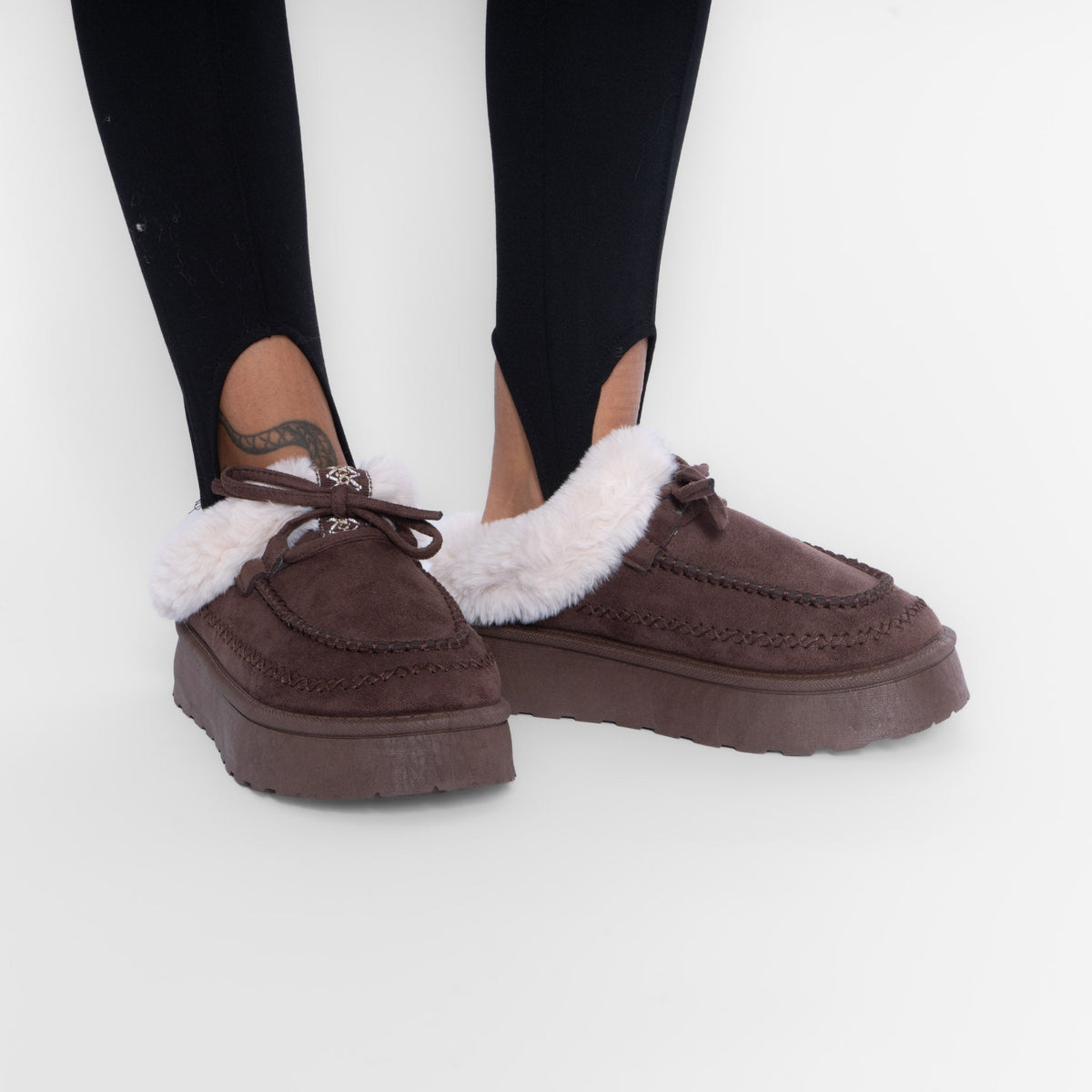 Pantufla tipo mocasín acogedora