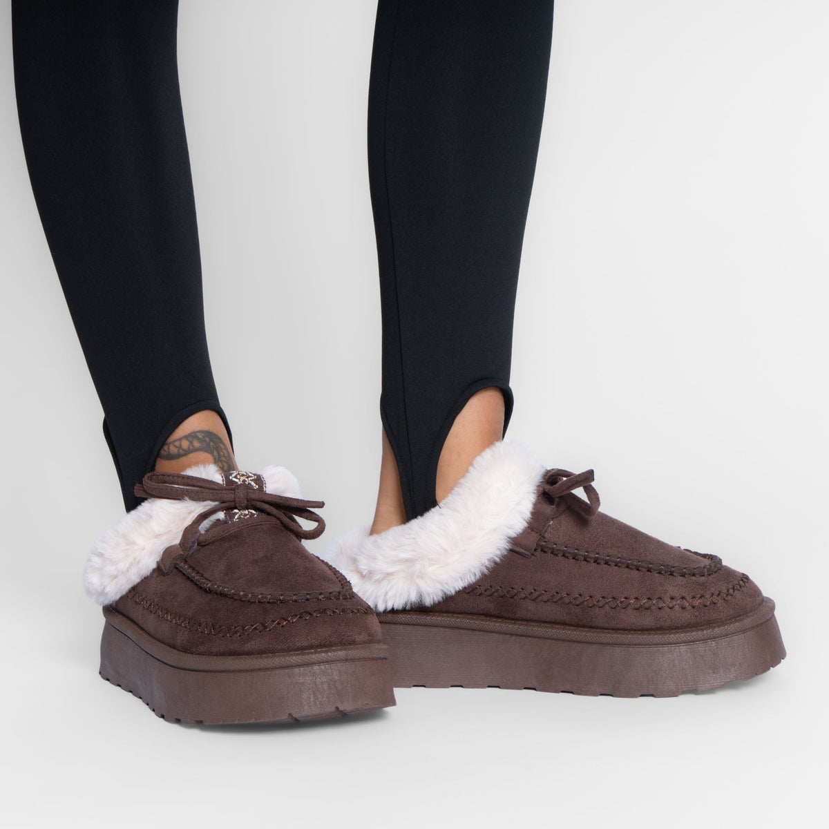 Pantufla tipo mocasín acogedora