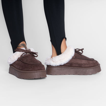 Pantufla tipo mocasín acogedora