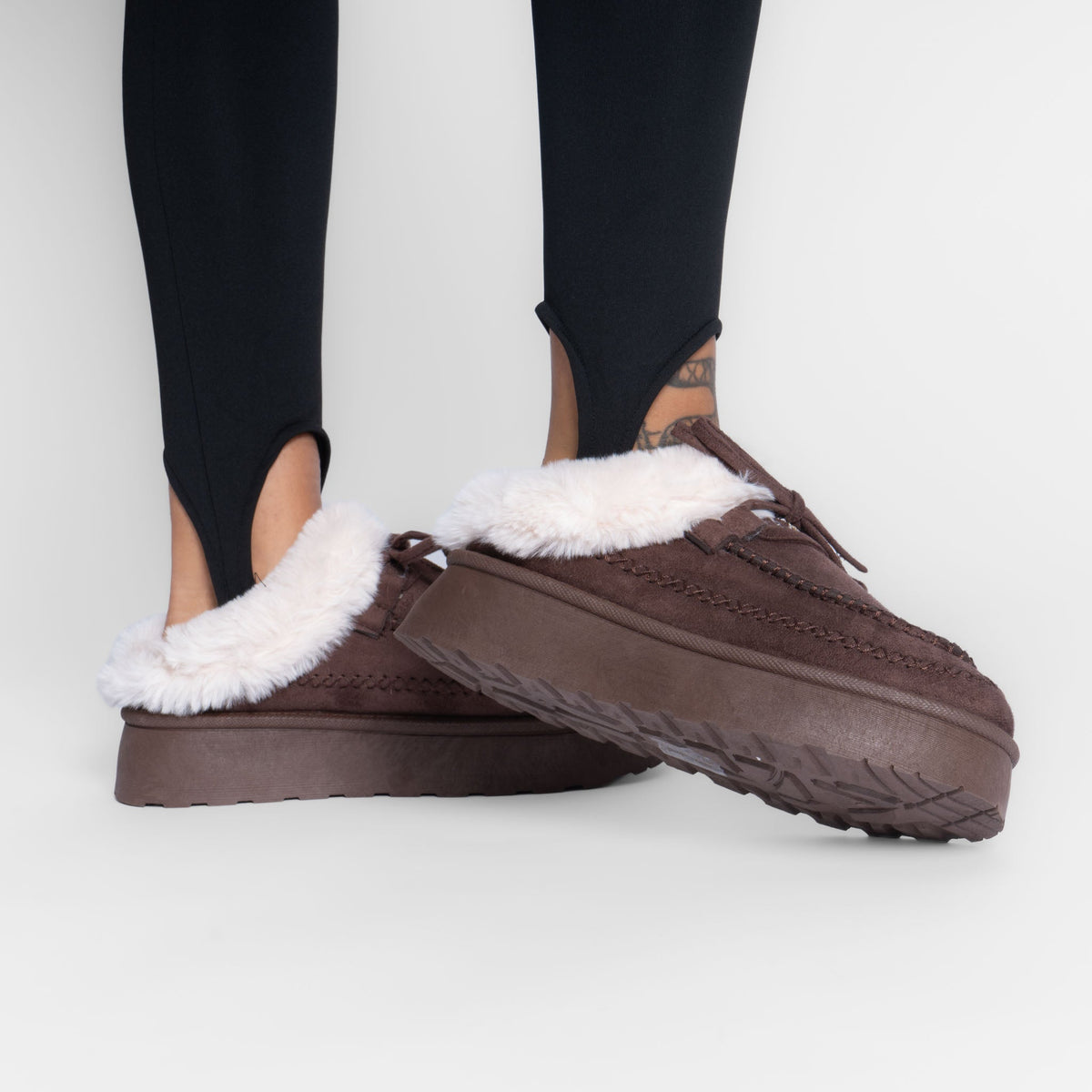 Pantufla tipo mocasín acogedora