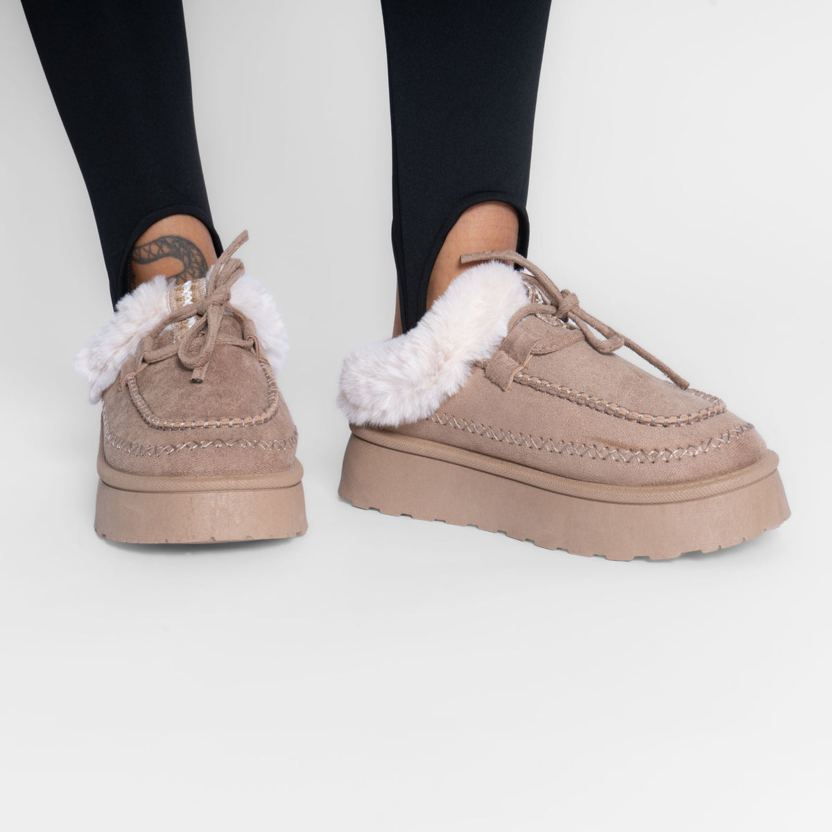 Pantufla tipo mocasín acogedora
