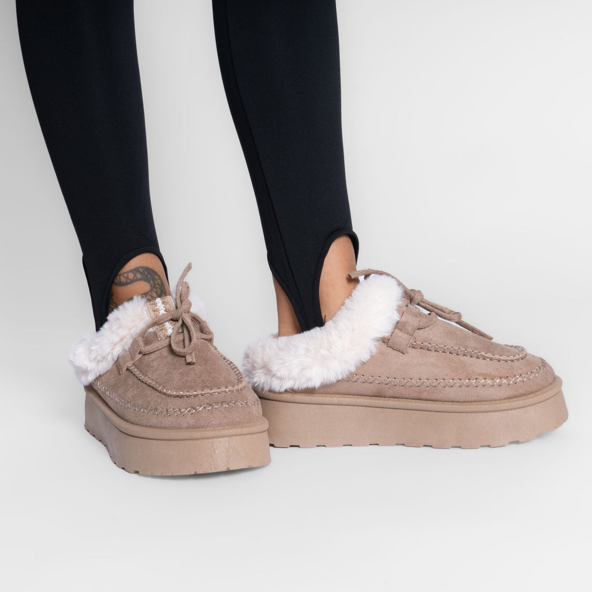 Pantufla tipo mocasín acogedora