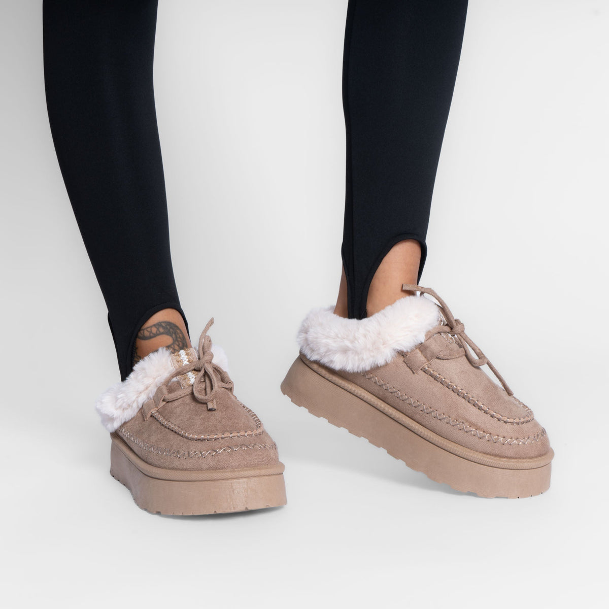 Pantufla tipo mocasín acogedora