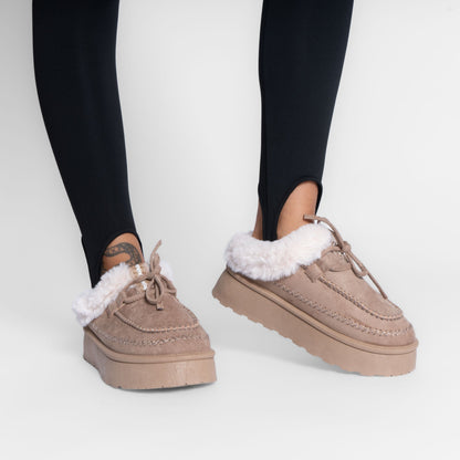 Pantufla tipo mocasín acogedora