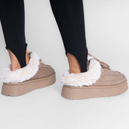 Pantufla tipo mocasín acogedora
