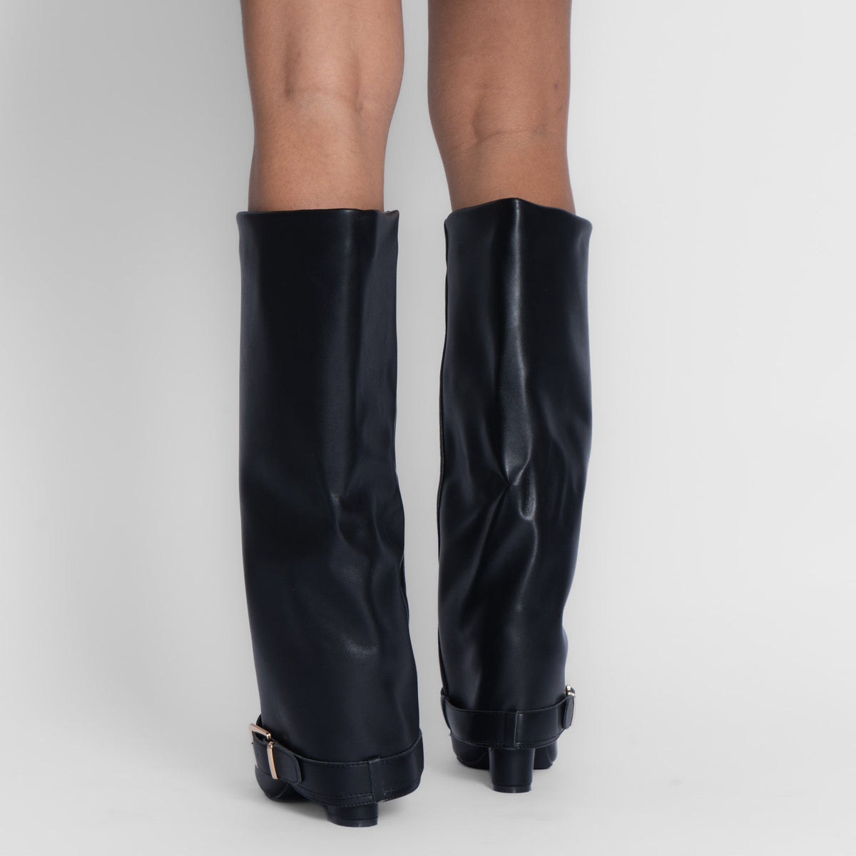 Botas elegantes con hebilla