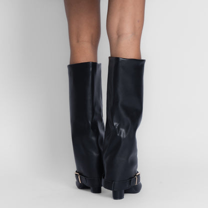 Botas elegantes con hebilla