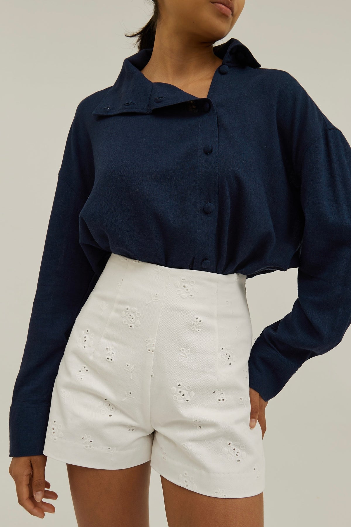 Camisa Caroline asimétrica con botones delanteros | Azul marino