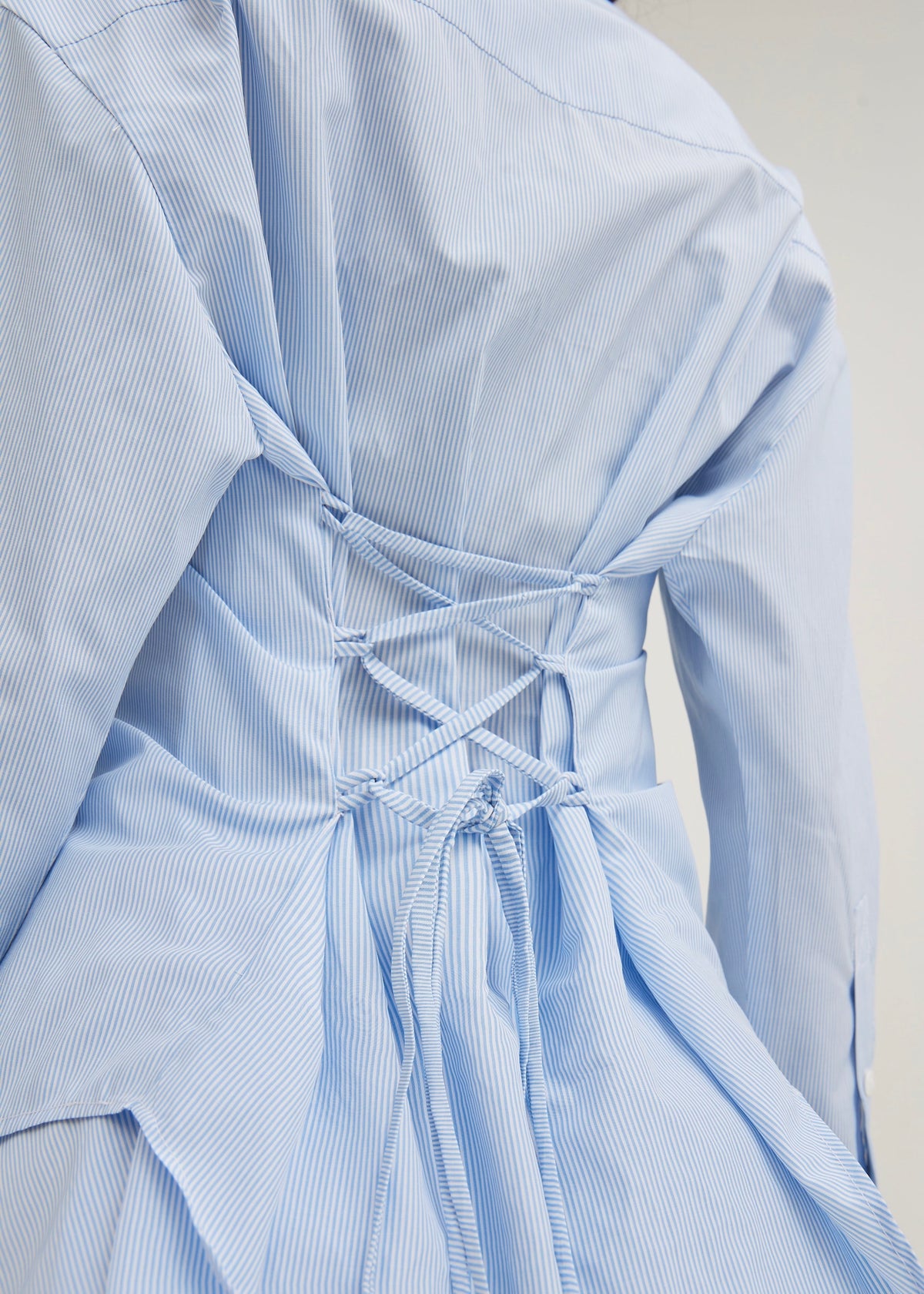 Camisa Reena con lazo trasero y cintura ajustable | Azul/Blanco