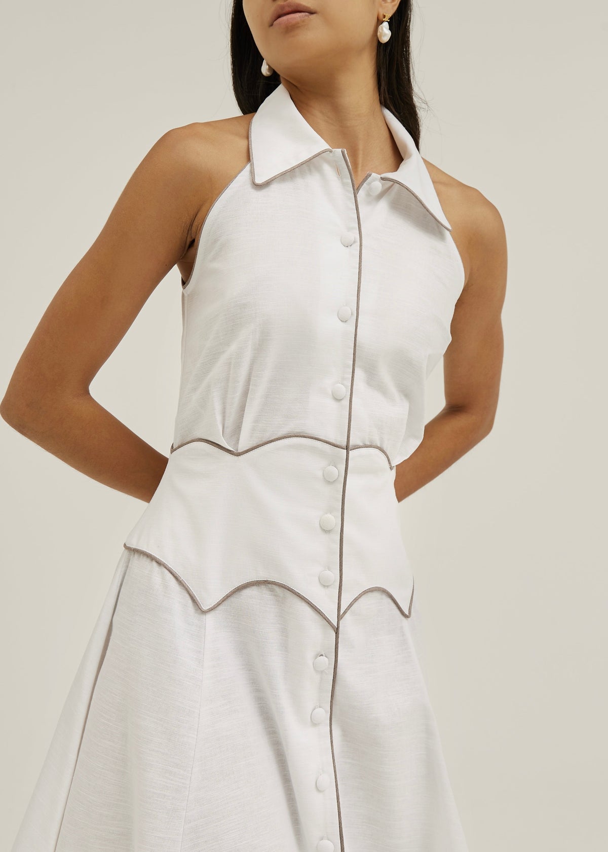 Vestido Kalila con iconos en contraste | Blanco/Topo