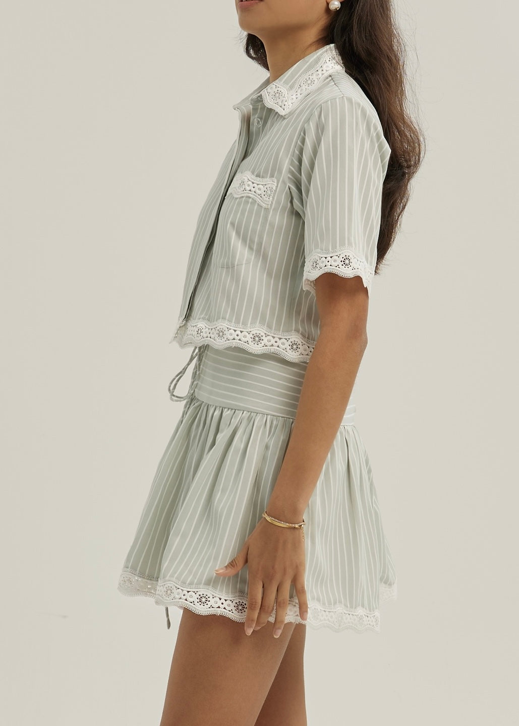 Camisa de rayas con ribete de encaje Marie | Verde matcha/Blanco