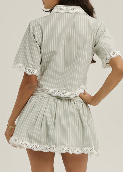 Camisa de rayas con ribete de encaje Marie | Verde matcha/Blanco