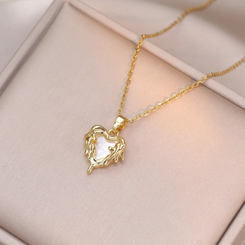 Collar elegante y lujoso de ostra con perla en forma de corazón color melocotón