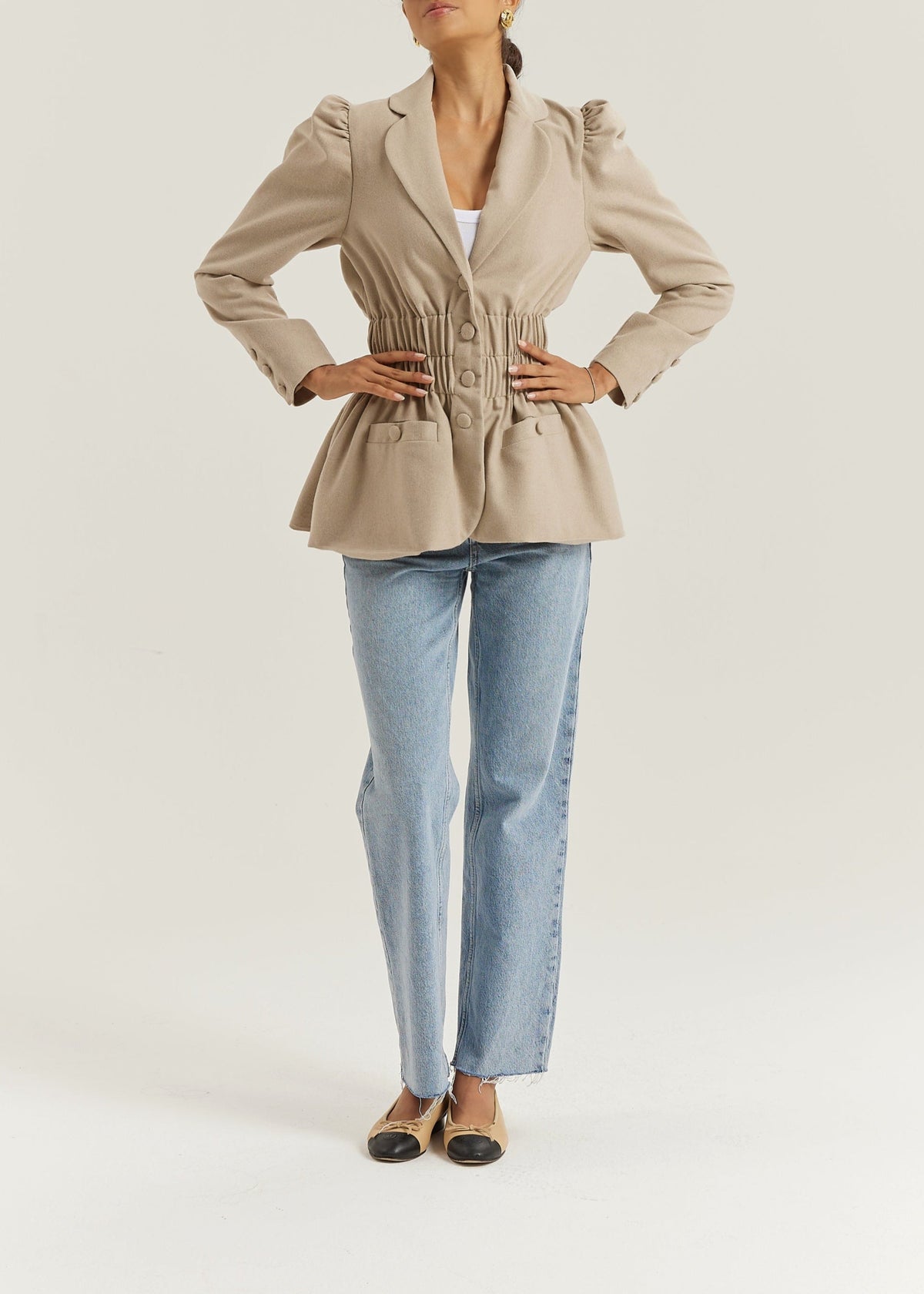 Blazer elegante Selina con cintura fruncida | Almendra
