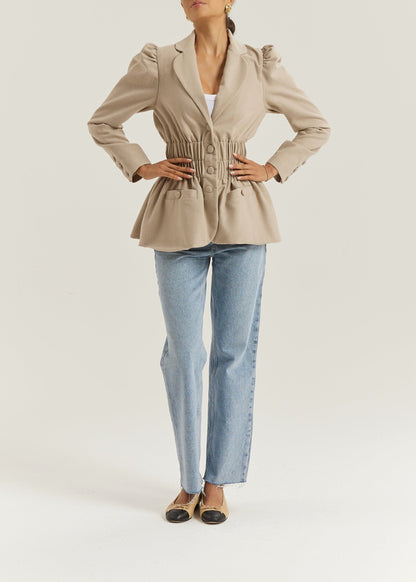 Blazer elegante Selina con cintura fruncida | Almendra