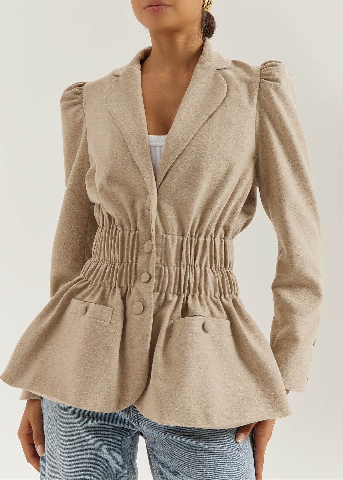 Blazer elegante Selina con cintura fruncida | Almendra