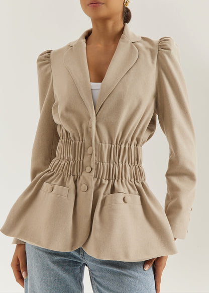Blazer elegante Selina con cintura fruncida | Almendra