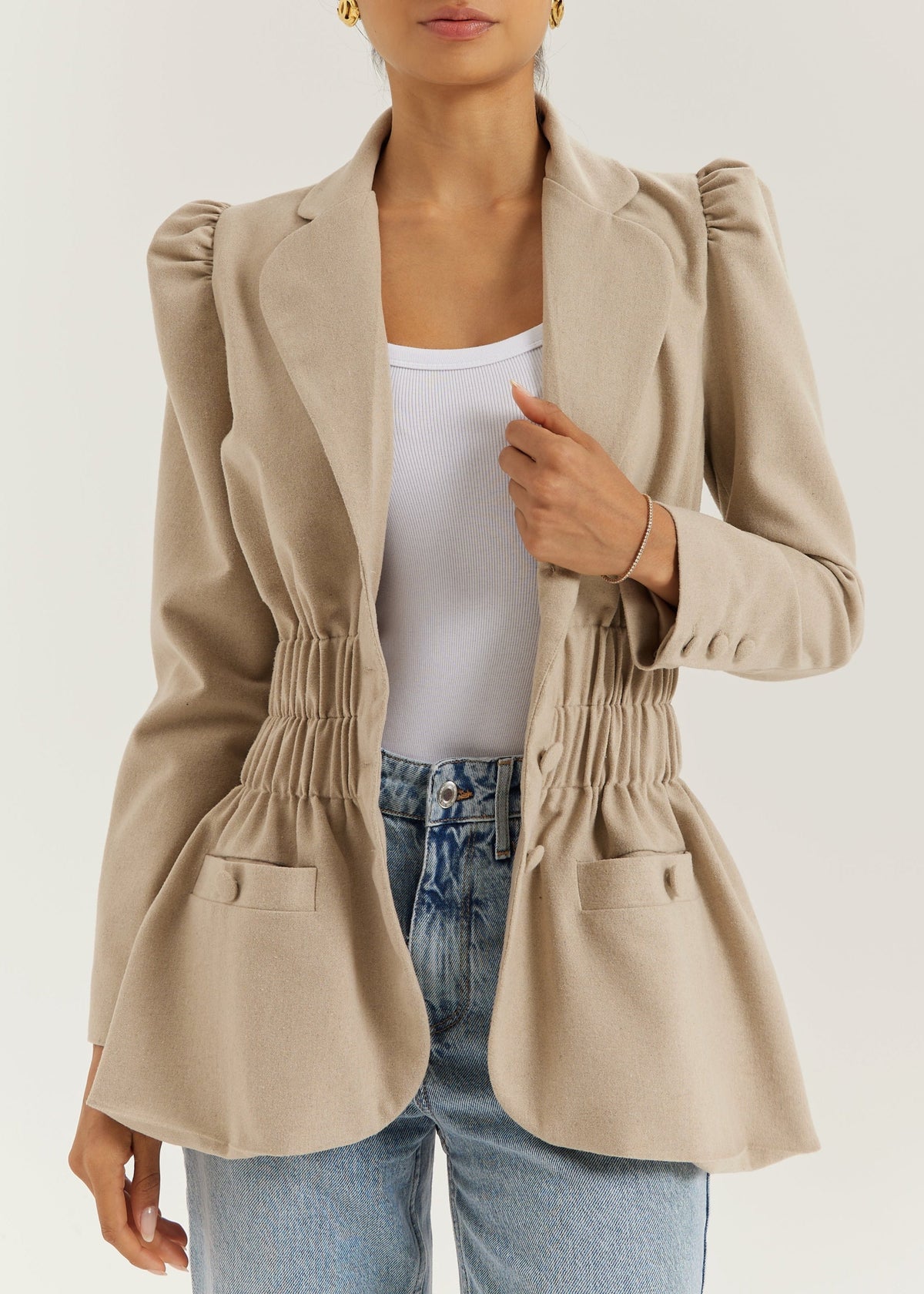 Blazer elegante Selina con cintura fruncida | Almendra