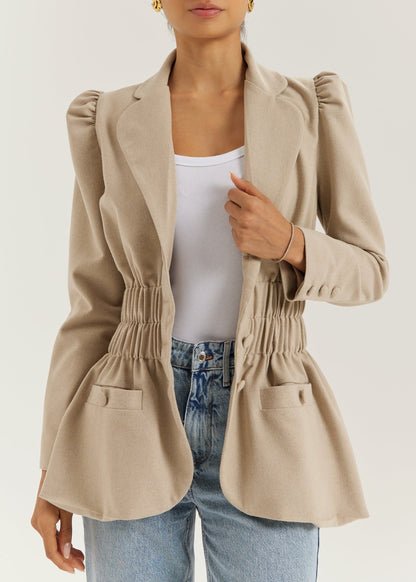 Blazer elegante Selina con cintura fruncida | Almendra