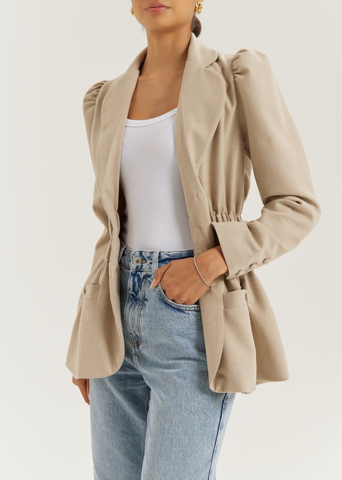 Blazer elegante Selina con cintura fruncida | Almendra