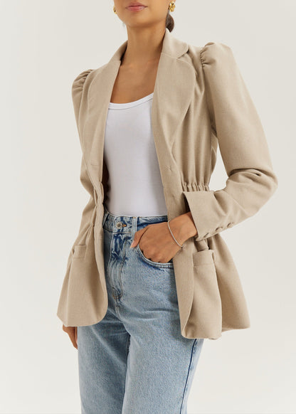 Blazer elegante Selina con cintura fruncida | Almendra
