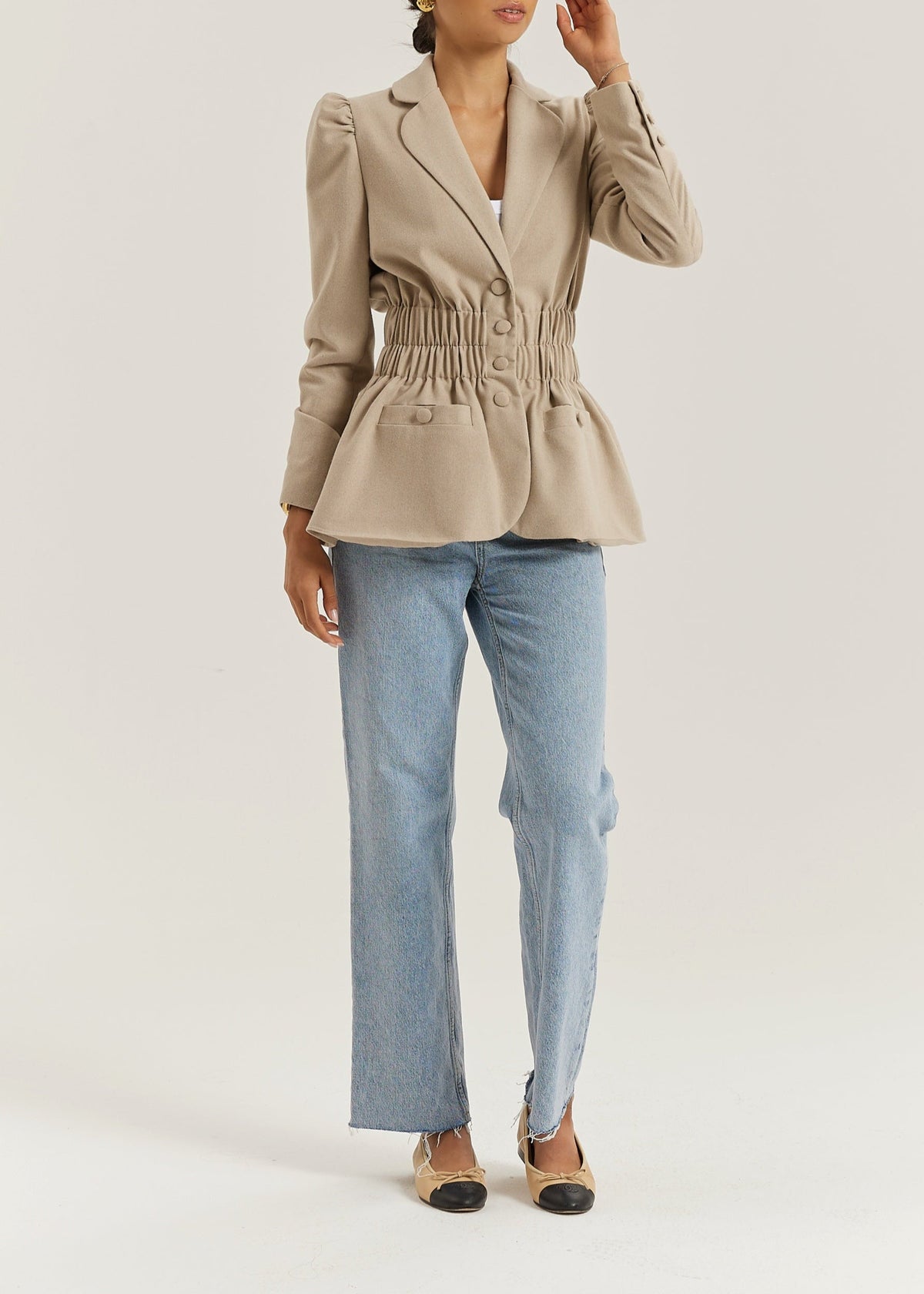 Blazer elegante Selina con cintura fruncida | Almendra