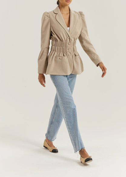 Blazer elegante Selina con cintura fruncida | Almendra
