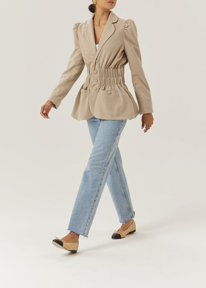 Blazer elegante Selina con cintura fruncida | Almendra