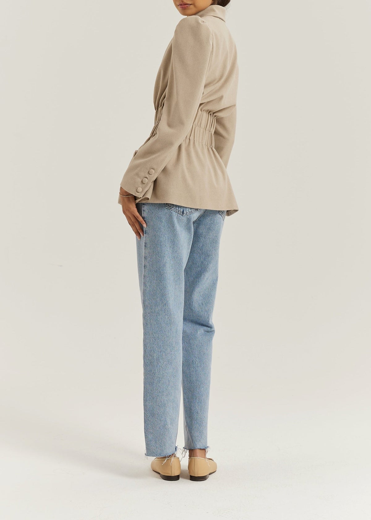 Blazer elegante Selina con cintura fruncida | Almendra
