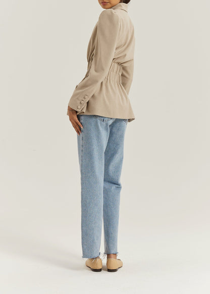 Blazer elegante Selina con cintura fruncida | Almendra