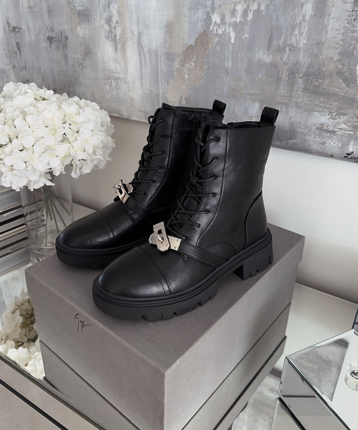 Botines Hermi negros y plateados