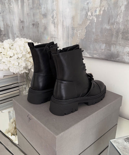 Botines Hermi negros y plateados