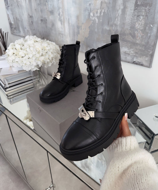 Botines Hermi negros y plateados